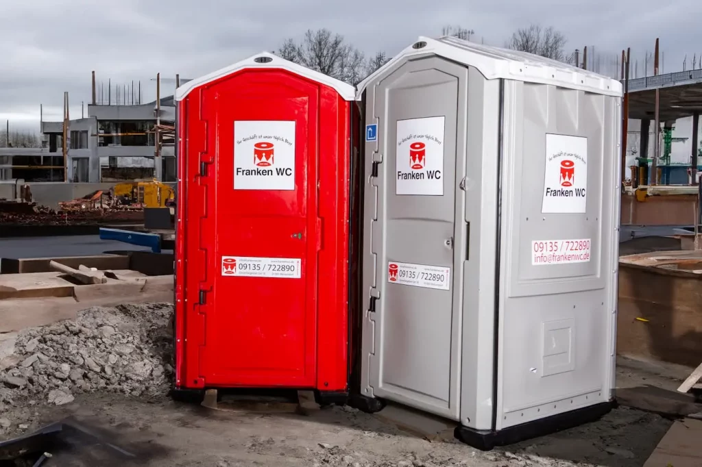 Baustellentoilette-Franken-WC-miettoiletten-mieten-rot-und-grau-baustellenklo-dixi-klo-mieten