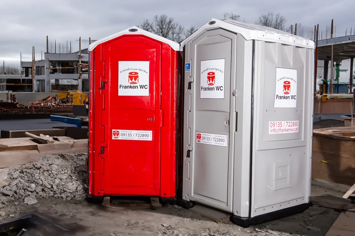 Baustellentoilette-Franken-WC-miettoiletten-mieten-rot-und-grau-baustellenklo-dixi-klo-mieten