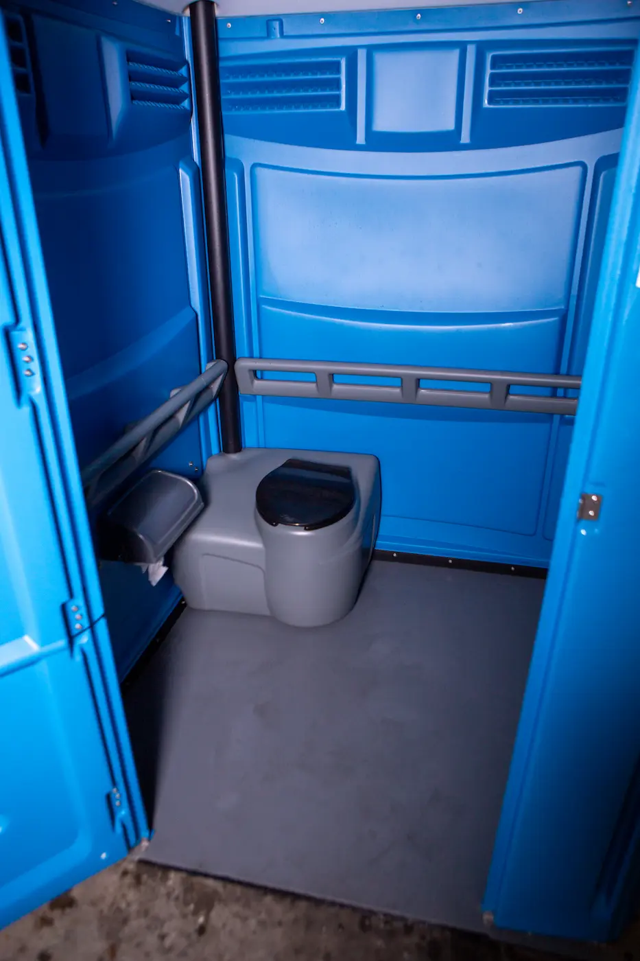 Franken-WC-dixi-klo-mieten-blau-interieur-innenansicht-toilette-barrierefrei-für-veranstaltungen