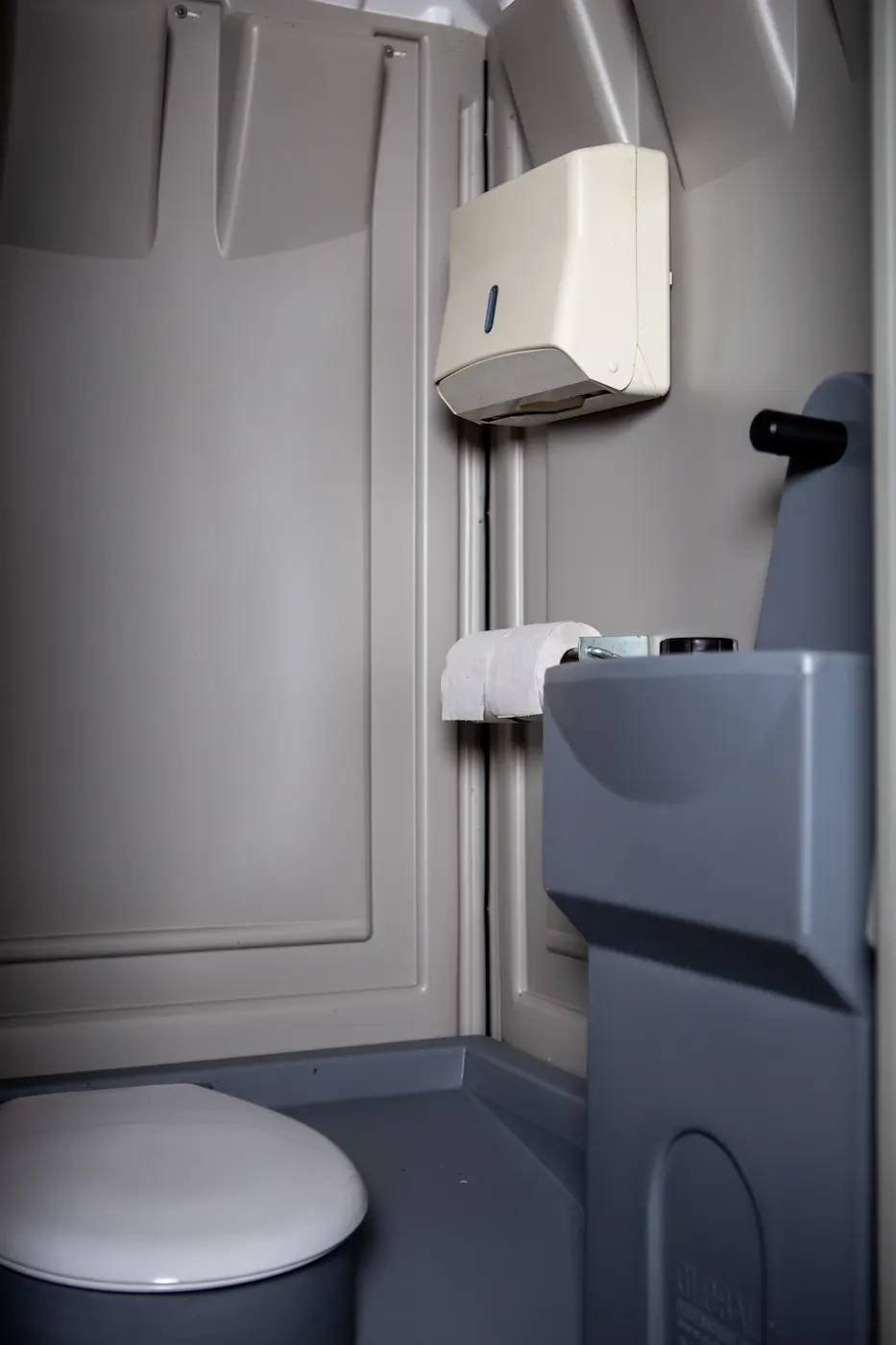 Franken-WC-dixi-klo-mieten-grau-interieur-innenansicht-toilette-seifenspender-und-handtuecher-austattung-beeinflusst-miettoiletten-preise