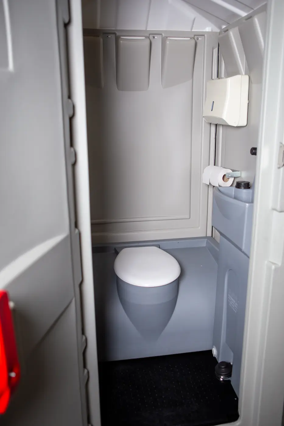 Franken-WC-dixi-klo-mieten-grau-interieur-innenansicht-toilette-seifenspender-und-handtuecher3-dixi-klo-preise-je-nach-austattung