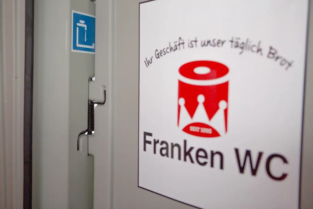Franken-WC-dixi-klo-mieten-grau-makro-baustellenklo