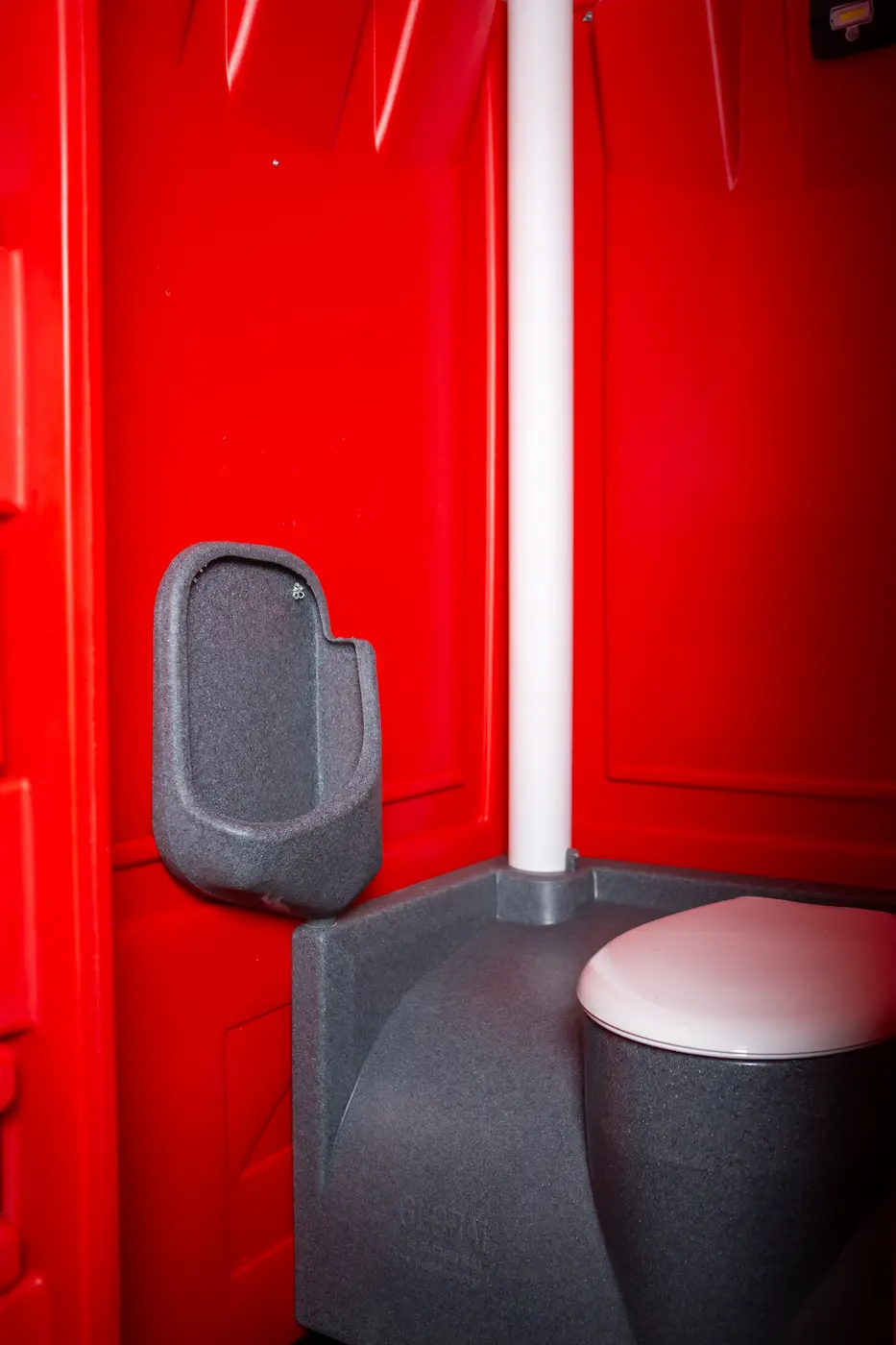 Franken-WC-dixi-klo-mieten-rot-interieur-innenansicht-toilette-und-urinal-dixi-klo-für-party-mieten