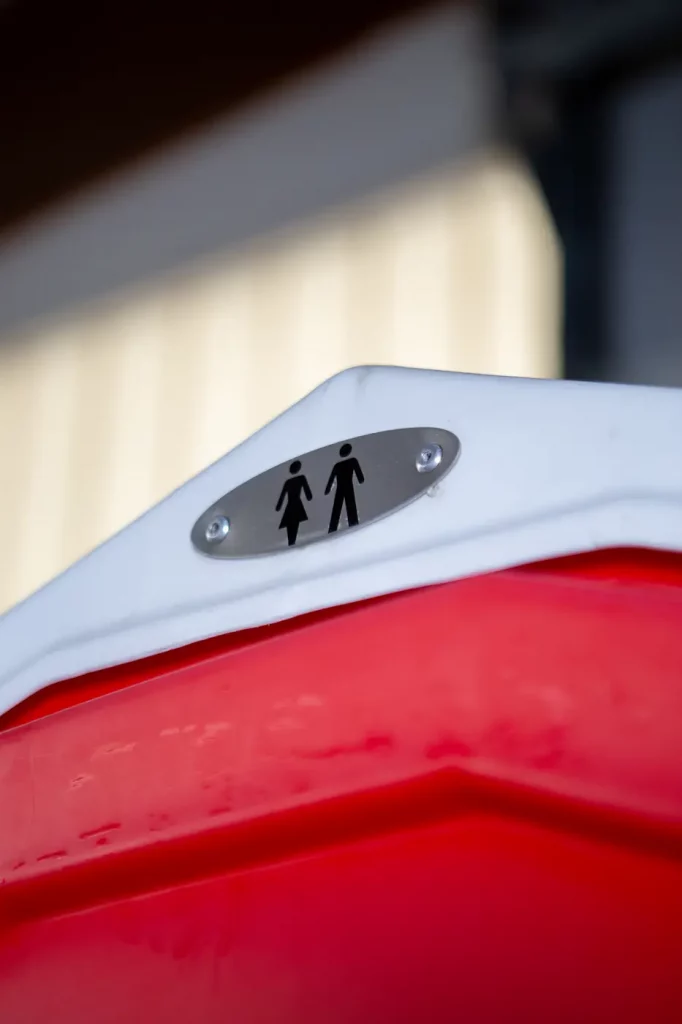Franken-WC-dixi-klo-mieten-rot-makro-emblem-mann-und-frau