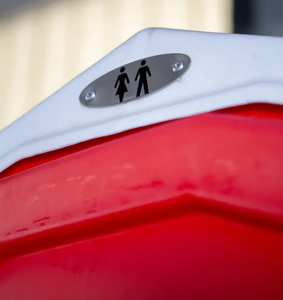 Franken-WC-dixi-klo-mieten-rot-makro-emblem-mann-und-frau