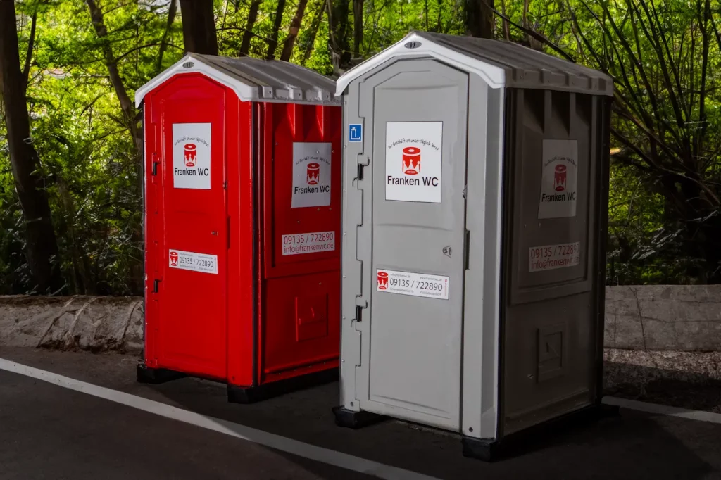 miettoiletten-in-franken-rot-und-grau-dixi-klo-für-party-mieten