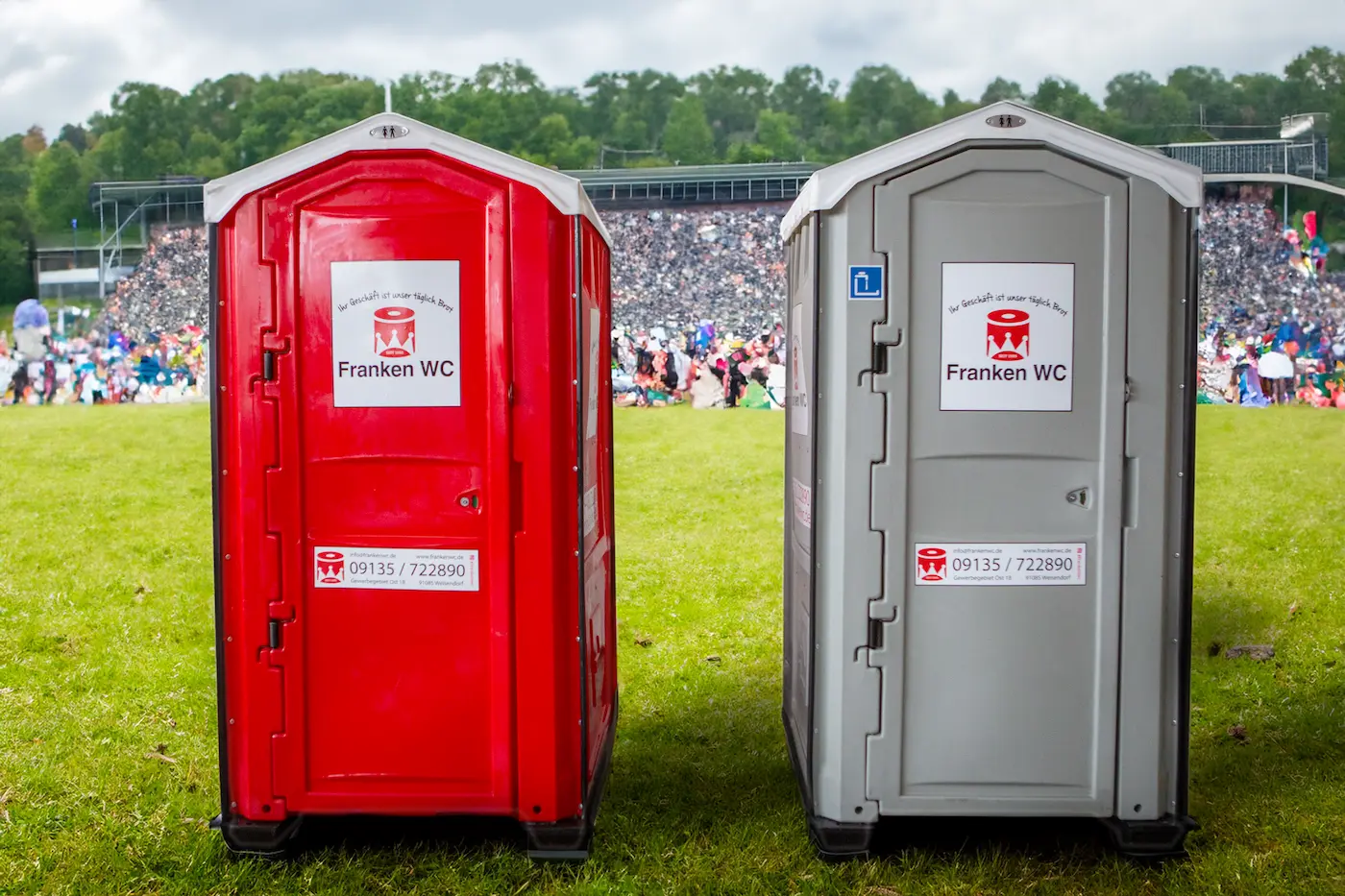 Veranstaltung-fussballstation-Franken-WC-toiletten-mieten-rot-und-grau-frontal