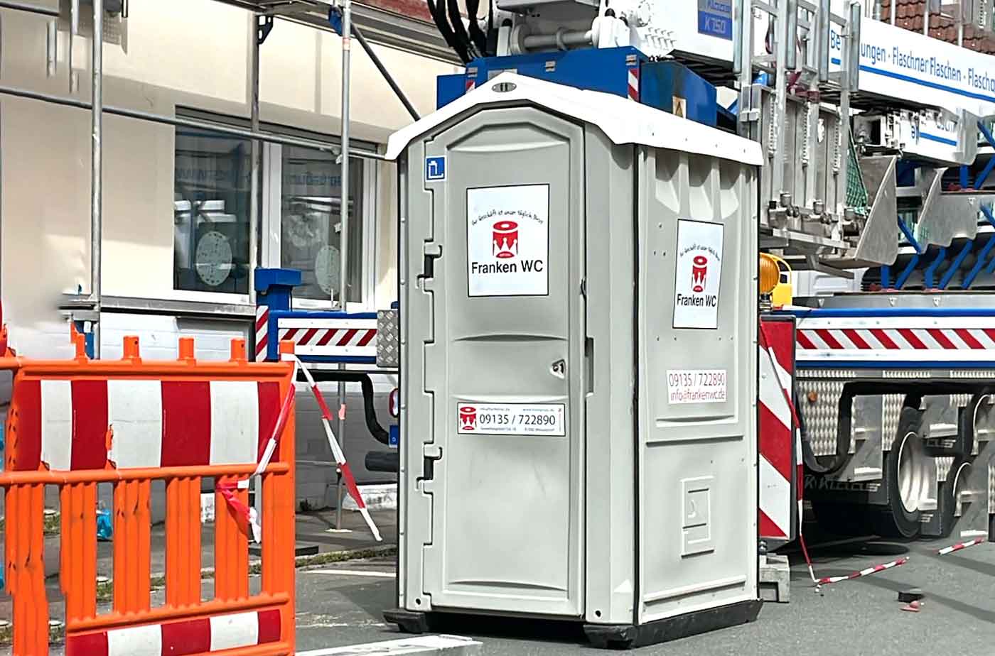 toilettenkabine-fuer-baustelle-in-franken