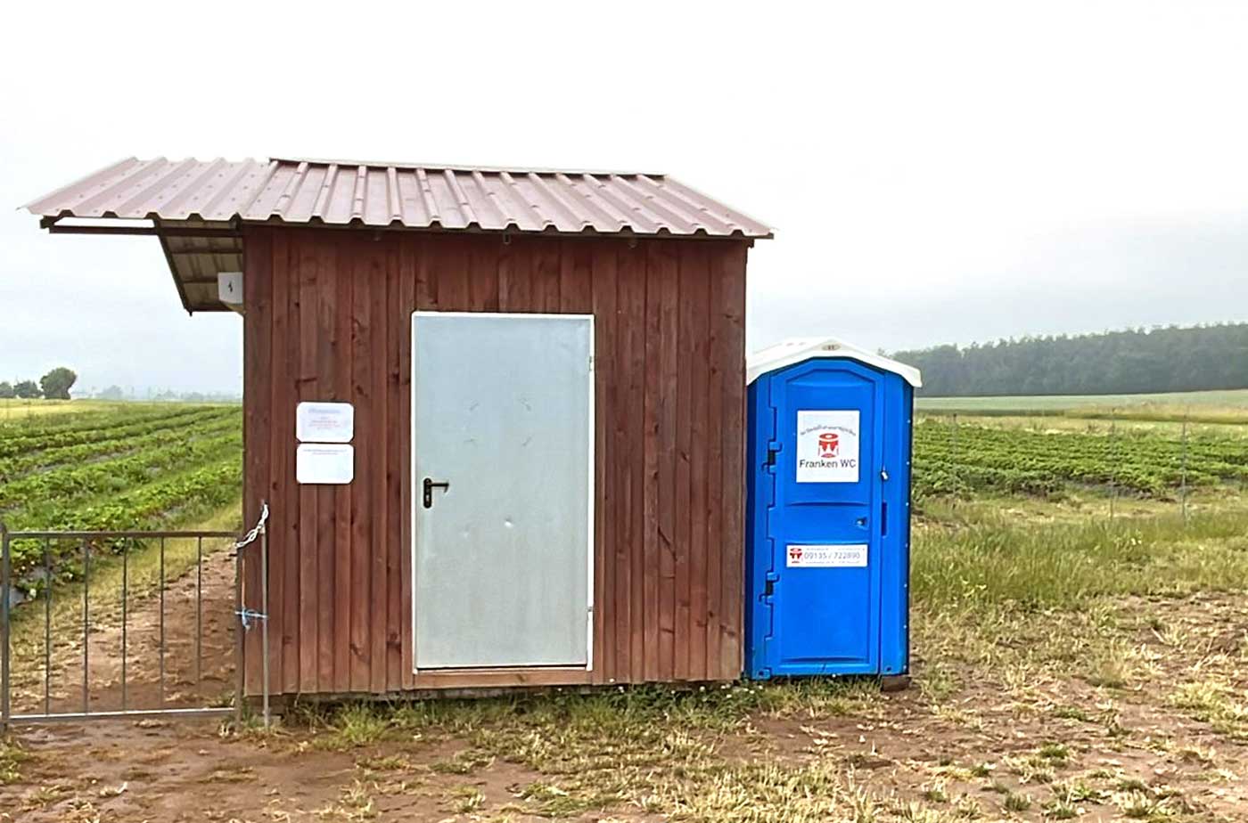 toilettenkabine-fuer-erdbeerfeld-in-franken