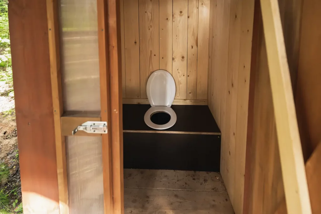 Komposttoilette aus Holz im Freien